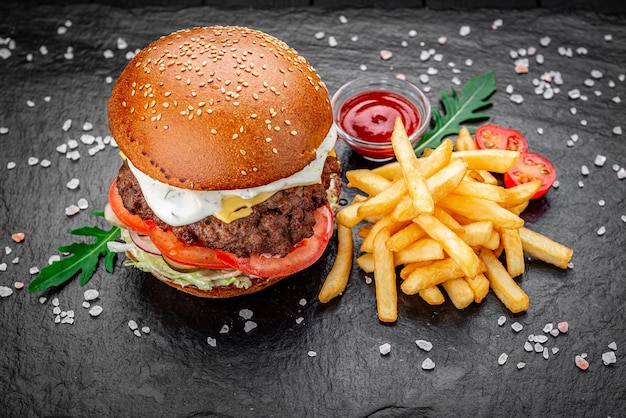 Una hamburguesa americana con patatas fritas