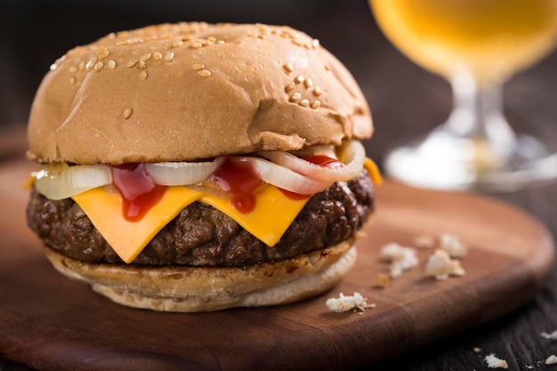 Hamburguesa artesanal con carne cebolla cheddar y salsa