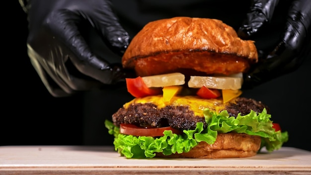 Foto la hamburguesa artesanal se está cocinando consiste en salsa roja salsa lechuga roja