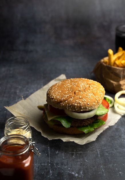 Hamburguesa artesanal con papas fritas y coca cola con pajitas