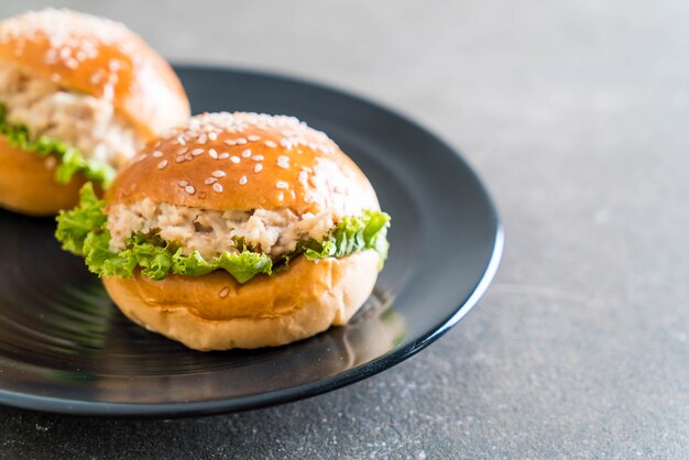 hamburguesa de atún en un plato negro