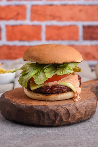 Hamburguesa BBQ artesanal de carne de caza con bollos artesanales queso ensalada de col artesanal pepinos y cebolla