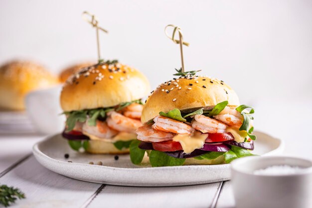 Hamburguesa de camarones con verduras para cenar