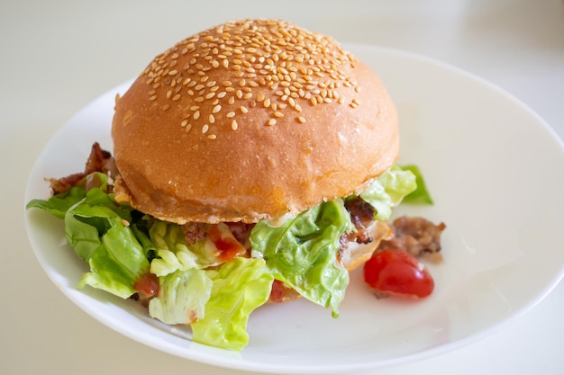 Hamburguesa de carne casera con queso y verduras