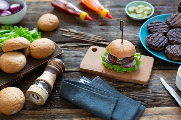 Hamburguesa de carne de cerca sobre fondo de piedra