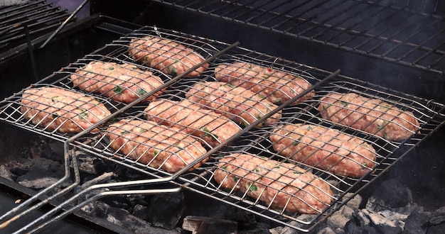 Hamburguesa de carne de cerdo asada a la parrilla caliente