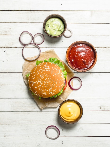 Hamburguesa con carne fresca, queso y verduras.