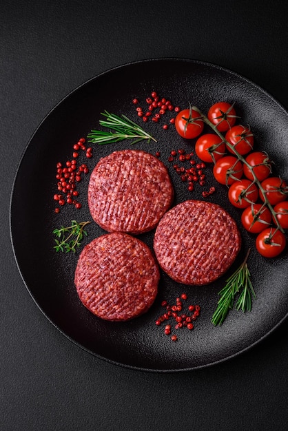 Hamburguesa de carne molida fresca cruda con sal y especias