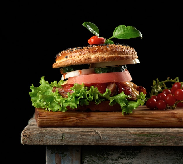 Hamburguesa con carne picada, lechuga verde y salsa de tomate