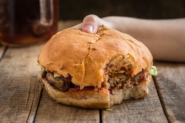 hamburguesa con carne, queso y hierbas