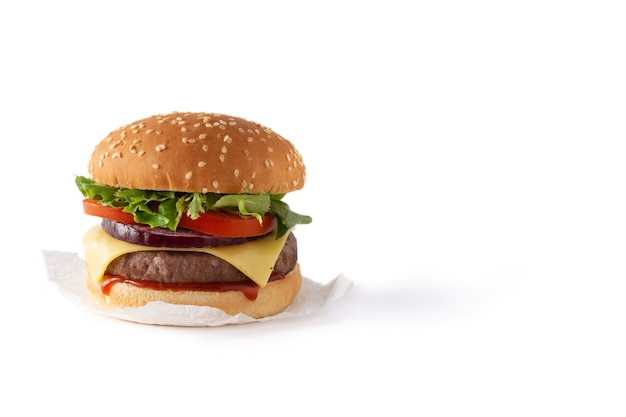 Hamburguesa con carne, tomate, lechuga y cebolla aislado sobre fondo blanco.