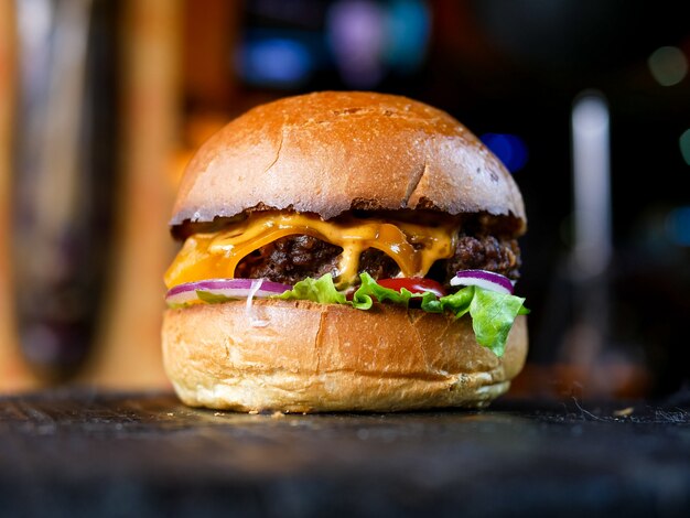 Hamburguesa carnosa en un restaurante