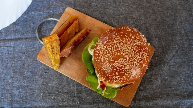 Hamburguesa carnosa en un restaurante