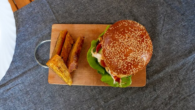 Hamburguesa carnosa en un restaurante