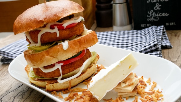 Foto hamburguesa carnosa en un restaurante