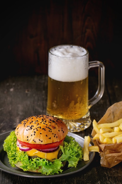 Foto hamburguesa casera con cerveza y papas