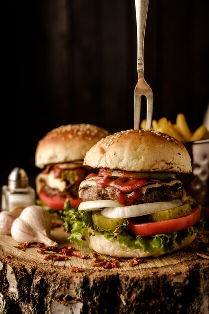 Hamburguesa casera con lechuga y queso.