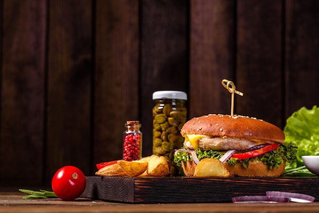 Hamburguesa casera con lechuga y queso.