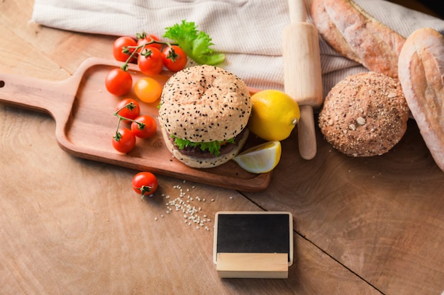 Hamburguesa casera en mesa de madera.