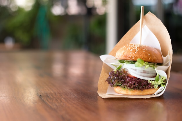 Hamburguesa casera en la mesa de madera