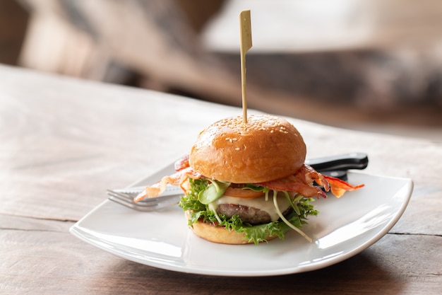 Hamburguesa casera en la mesa de madera.