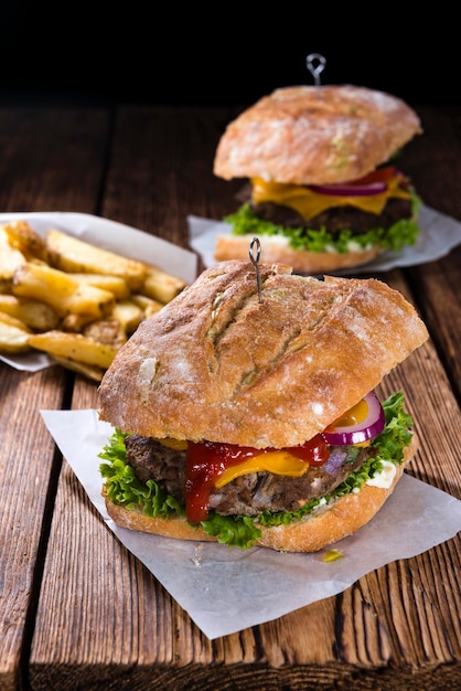 Foto hamburguesa casera de pan ciabatta