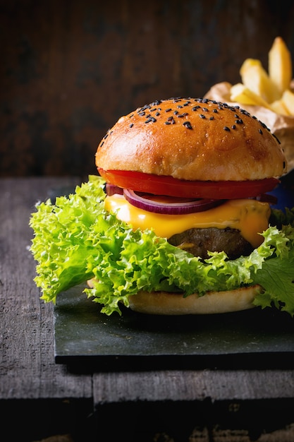 Hamburguesa casera con papas fritas