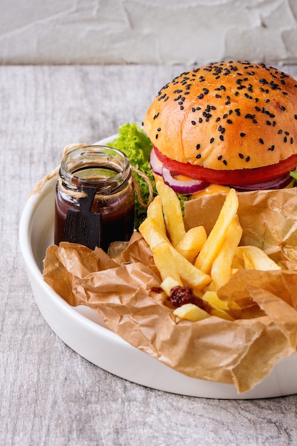 Hamburguesa casera con papas fritas