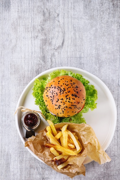 Hamburguesa casera con papas fritas