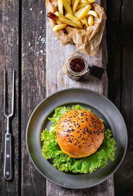 Hamburguesa casera con papas fritas