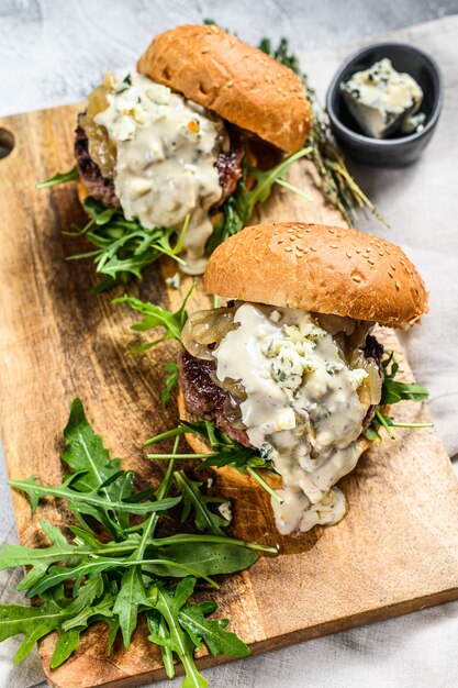 Hamburguesa casera con queso azul, ternera veteada, mermelada de cebolla y rúcula