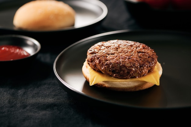 Hamburguesa casera sabrosa fresca en una placa negra