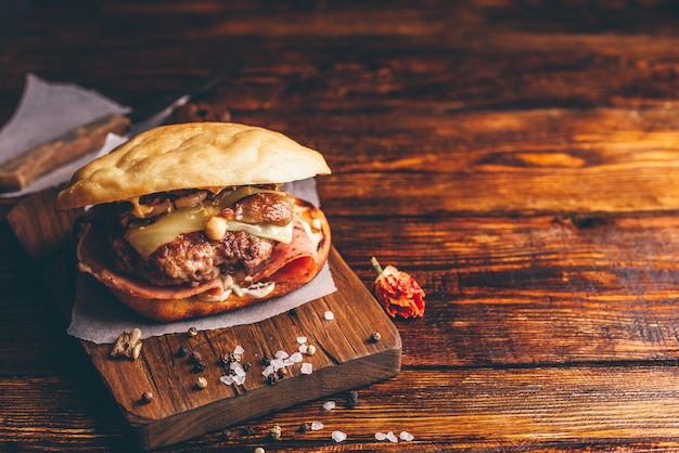 Hamburguesa casera en tabla de cortar