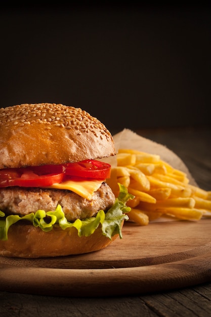 Hamburguesa casera con ternera, cebolla, tomate, lechuga y queso.