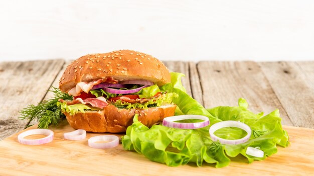 Hamburguesa casera con tocino.