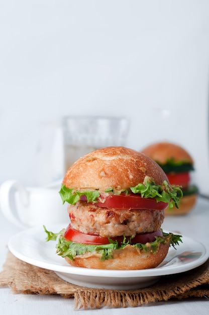 Hamburguesa casera con verduras frescas. De cerca