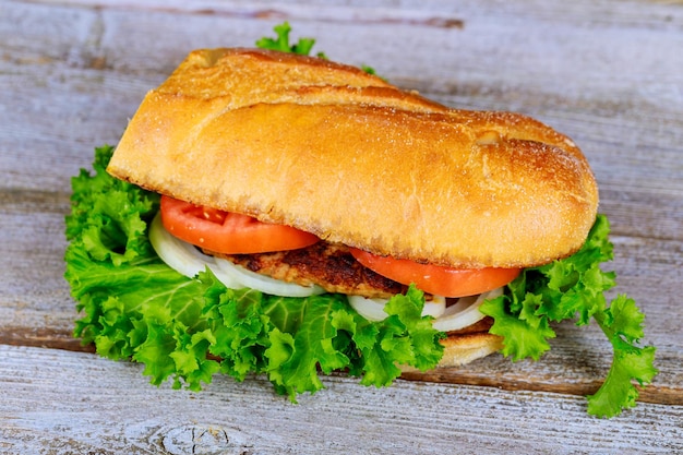 Hamburguesa casera con verduras frescas hamburguesas en tabla de madera