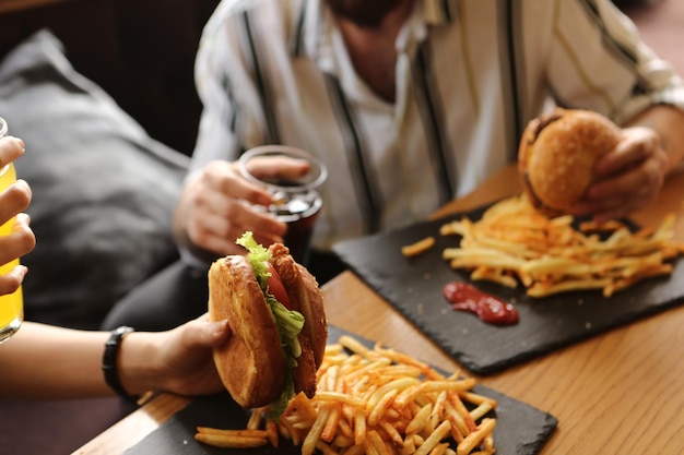 Hamburguesa casera con verduras frescas