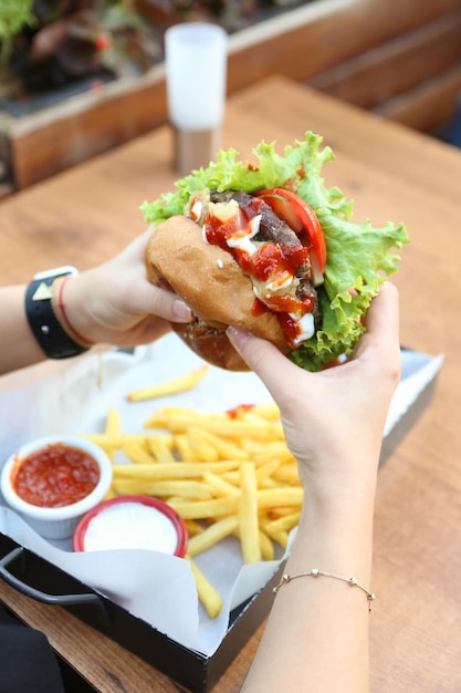 Hamburguesa casera con verduras frescas