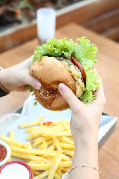 Hamburguesa casera con verduras frescas