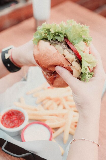 Hamburguesa casera con verduras frescas