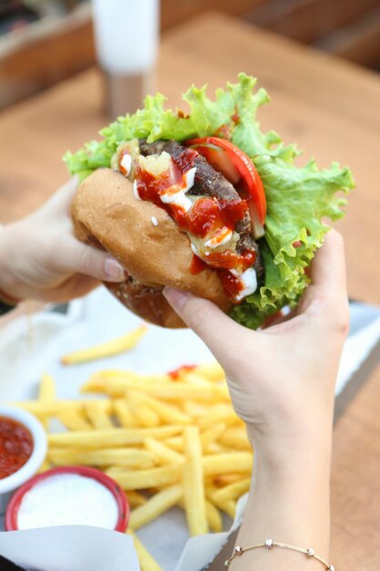 Hamburguesa casera con verduras frescas