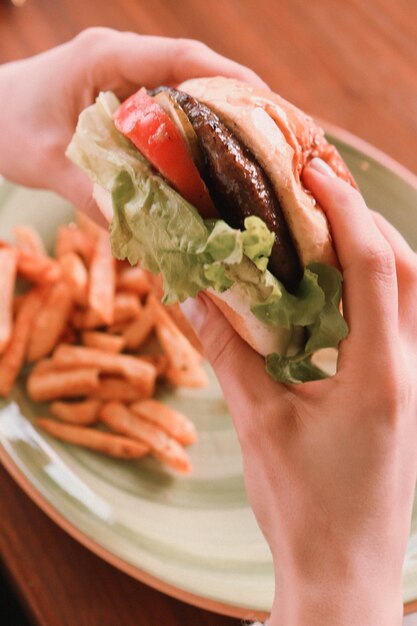 Foto hamburguesa casera con verduras frescas