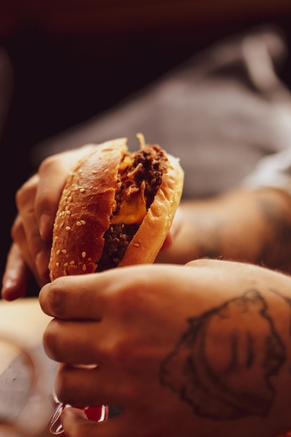 Hamburguesa casera con verduras frescas