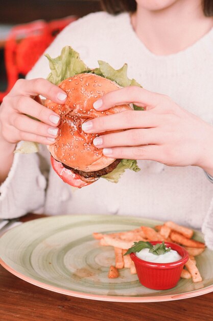 Hamburguesa casera con verduras frescas