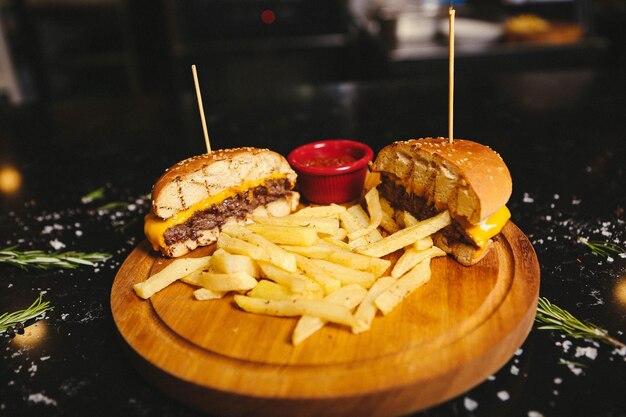 Hamburguesa casera con verduras frescas