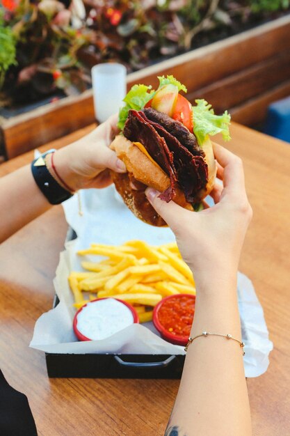 Hamburguesa casera con verduras frescas