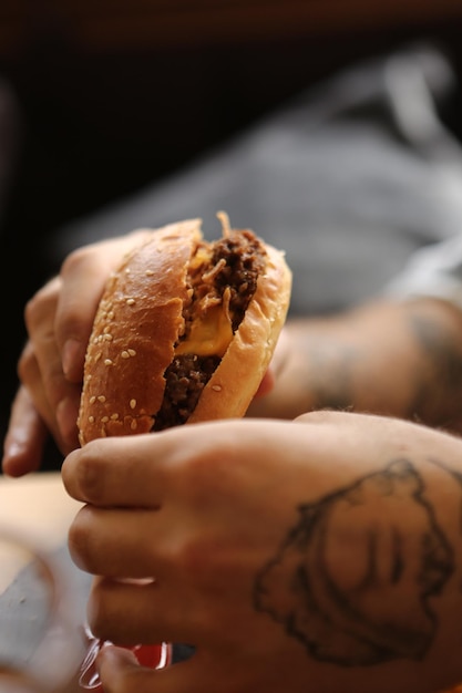 Hamburguesa casera con verduras frescas