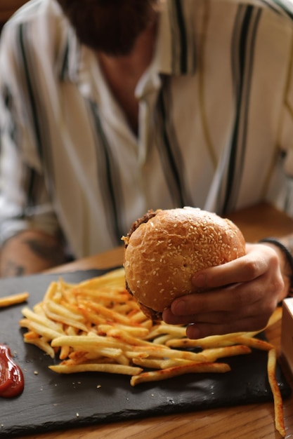 Hamburguesa casera con verduras frescas