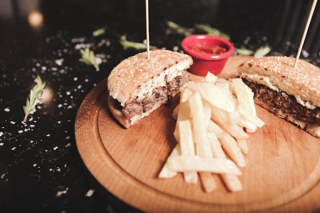 Hamburguesa casera con verduras frescas